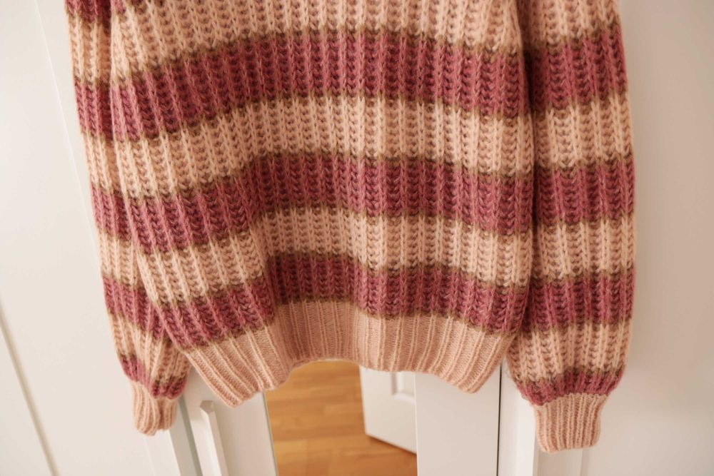 Pastelowy sweter w paski SISTERS POINT S 36 basic massimo dutti ciepły