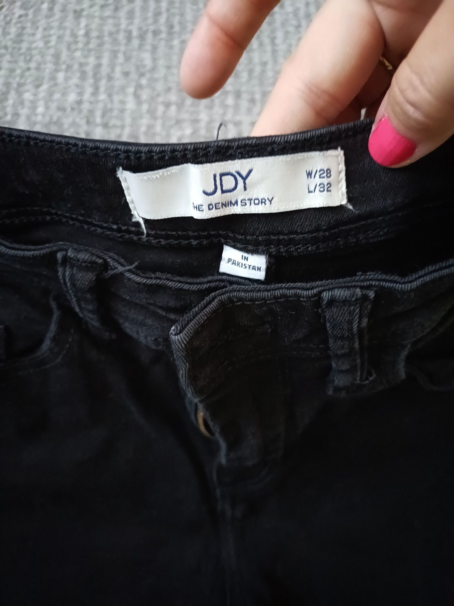 Spodnie spodenki jeansowe czarne rurki JDY W28 L 32