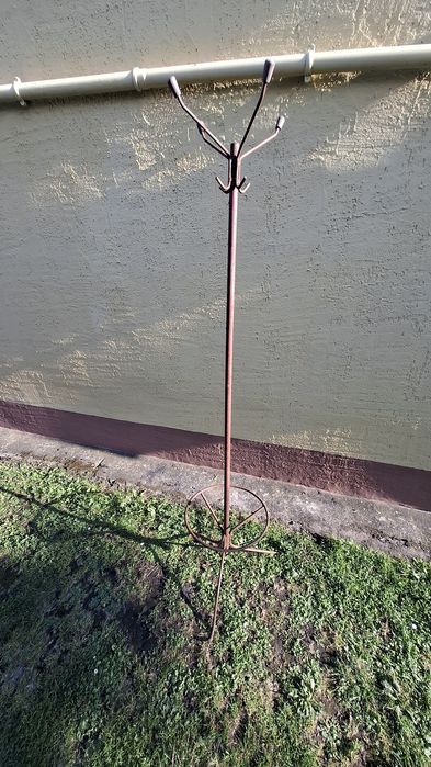 Stary metalowy stojak wieszak na ubrania parasole