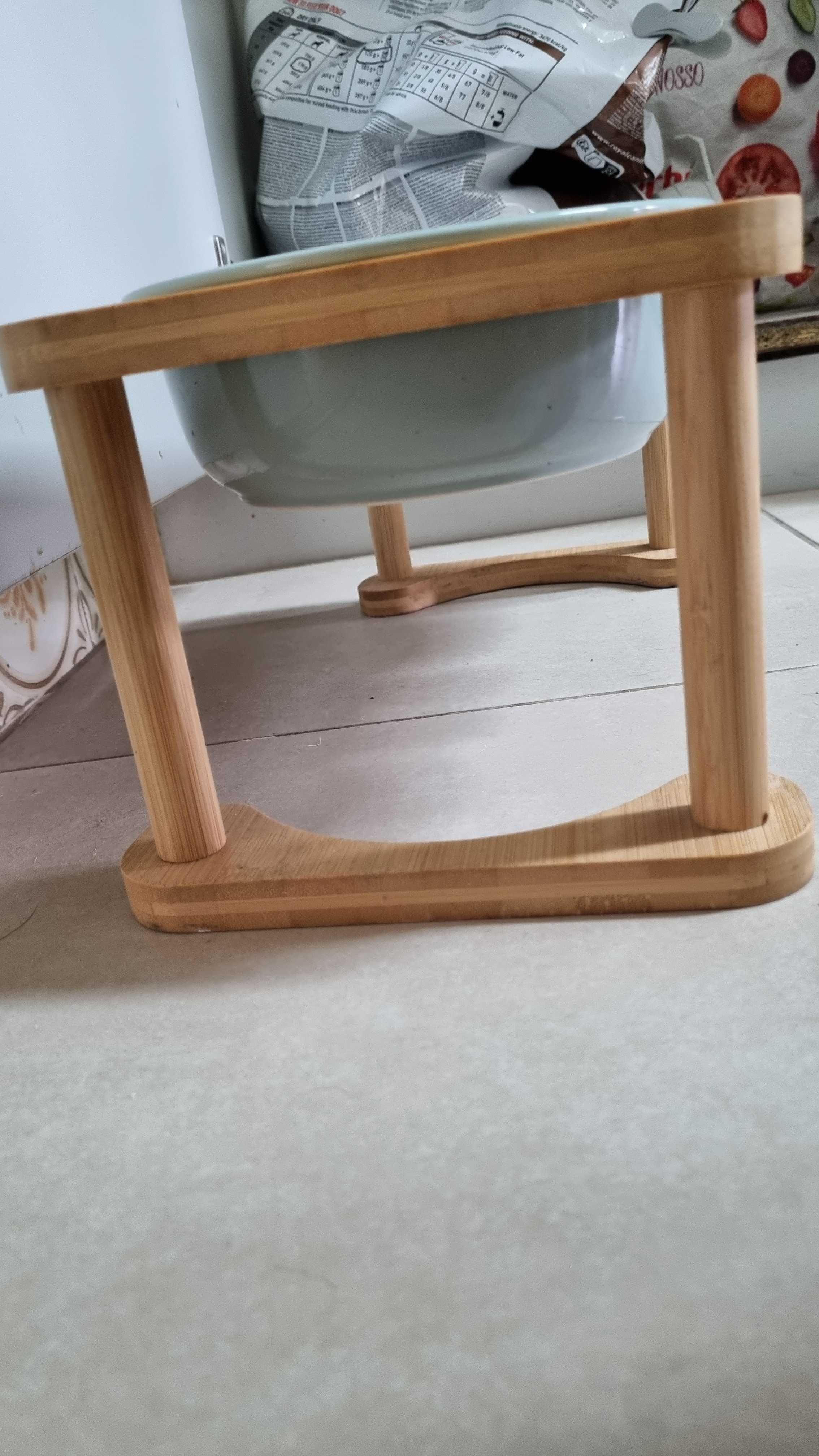 Tigela de cerâmica elevada para cães