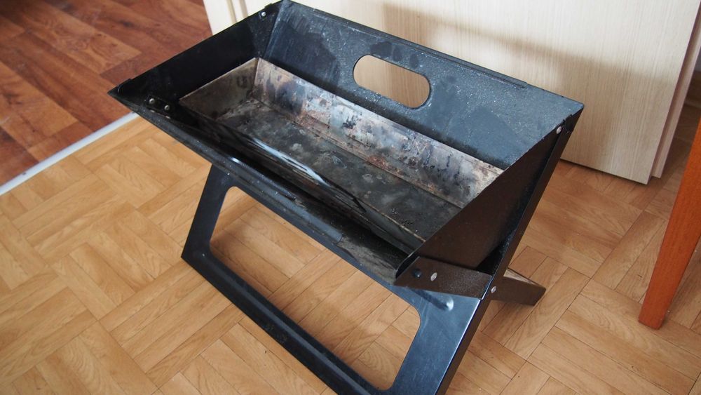 Zestaw składanych krzeseł i stołu, grilla itp.