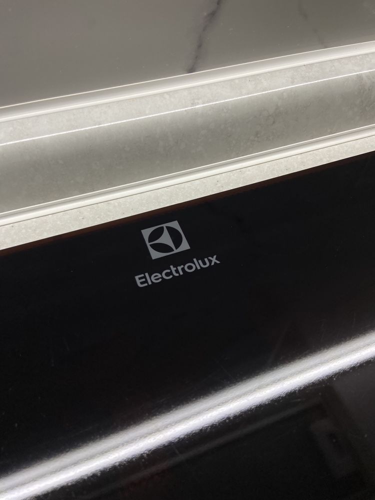 Індукційна плита Electrolux IPES6452KF