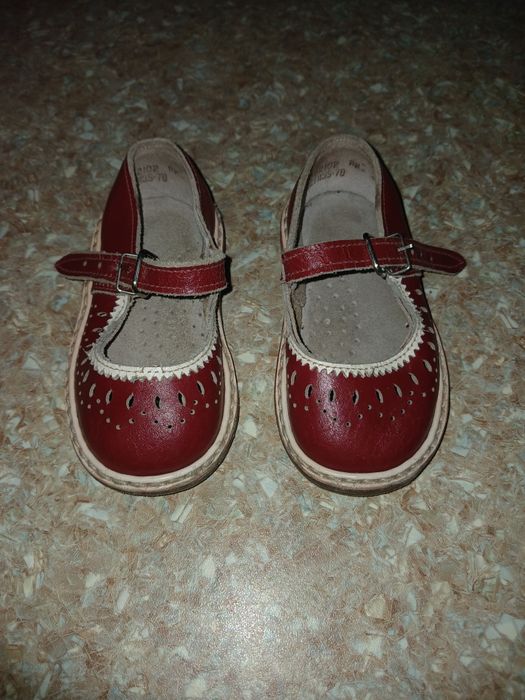 Продам босоніжки 1980 років