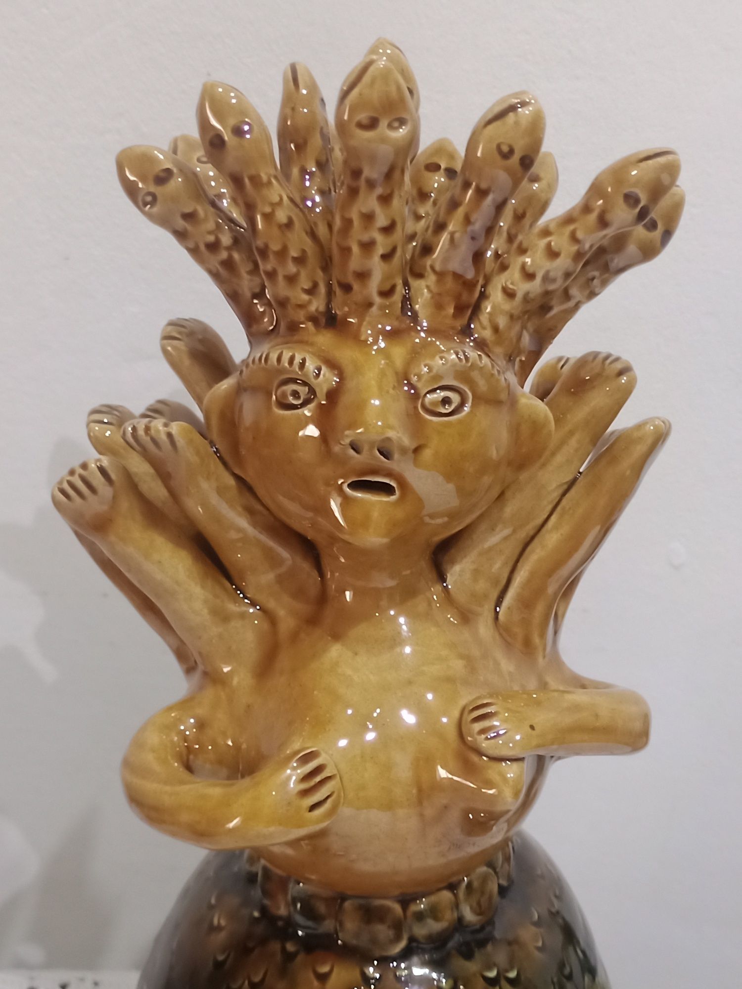 Medusa com 37 cm de altura de António Ramalho figurado de Barcelos