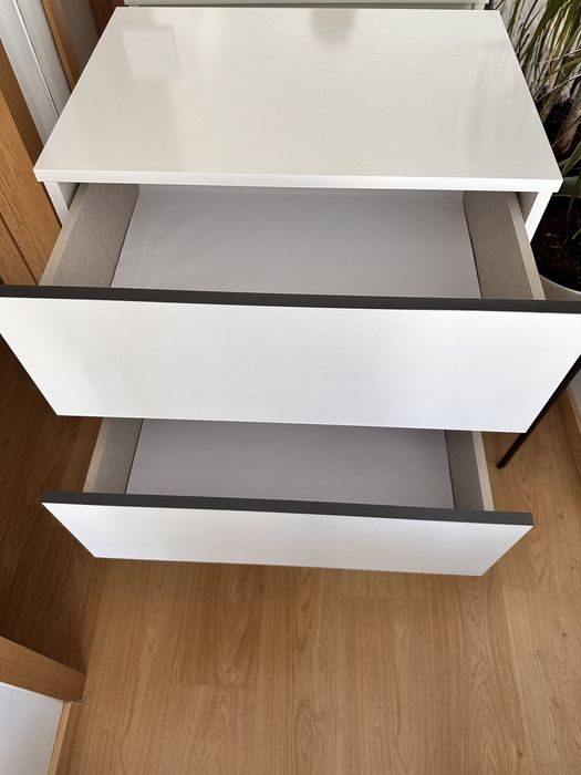 Mesa de cabeceira e espelho