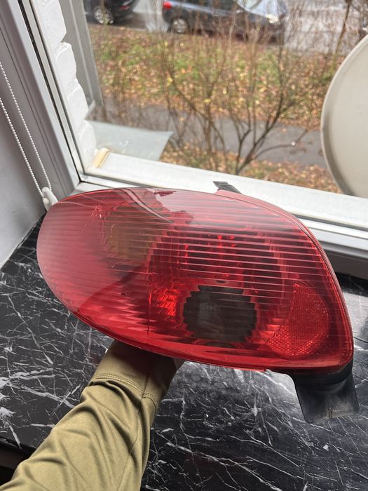 Продаю комплект задніх фар для Peugeot 206 (1998–2012)