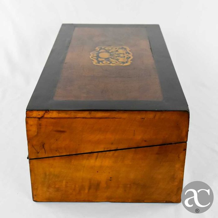 Escritório de viagem Inglês, séc. XIX, madeiras exóticas com embutidos