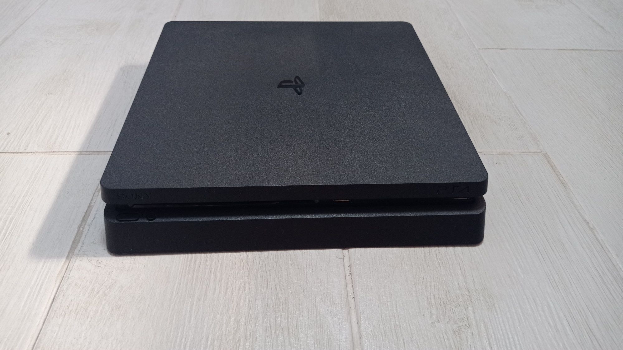 Продам PS4 Slim в чудовому стані