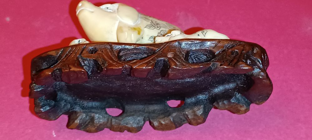 Antigo netsuke a representar porca e as suas crias