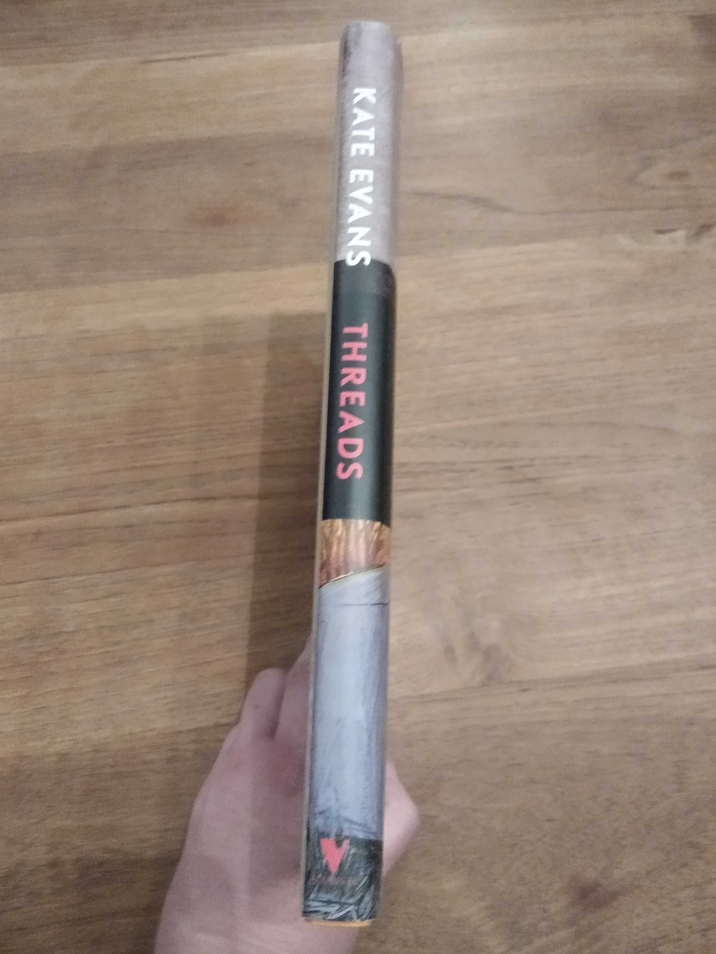 Threads: From the Refugee Crisis By Kate Evans graphic novel J. ANG.