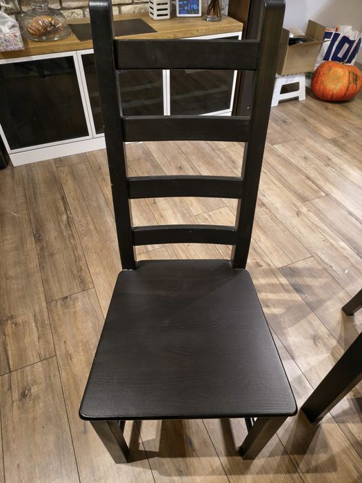 Stół rozkładany IKEA Bjustra i cztery krzesła