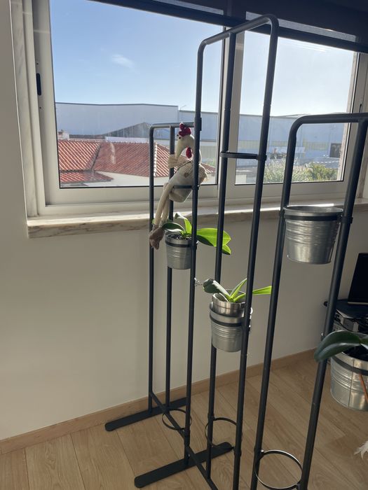 Floreira amovivel preto com suporte vasos