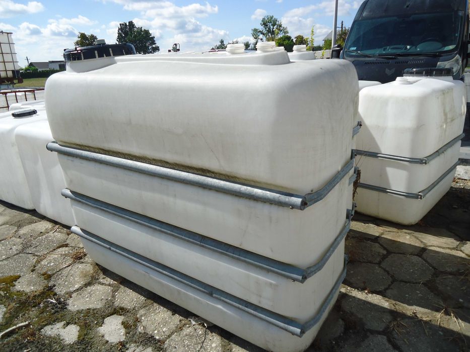 Zbiornik 2000L plastikowy duży właz u góry przewierty woda rsm