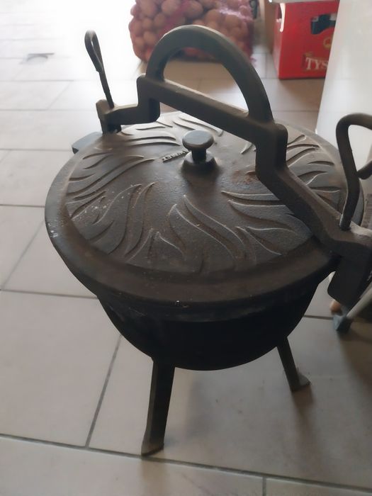 Kociołek zeliwny  11  litrów  polska produkcja