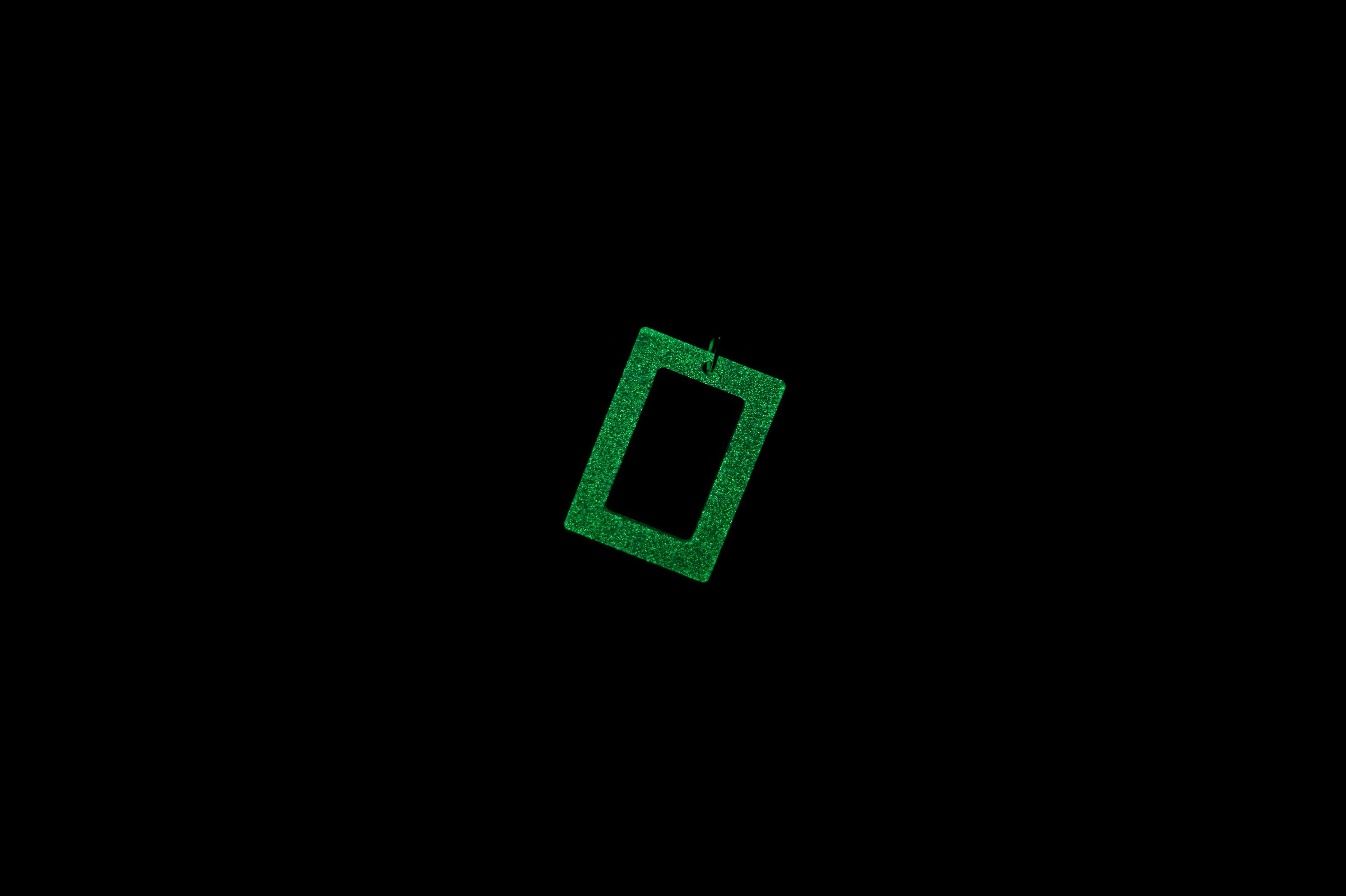 Zielony wisiorek okienko świecący w ciemności i UV 2,5 x 3,5 cm