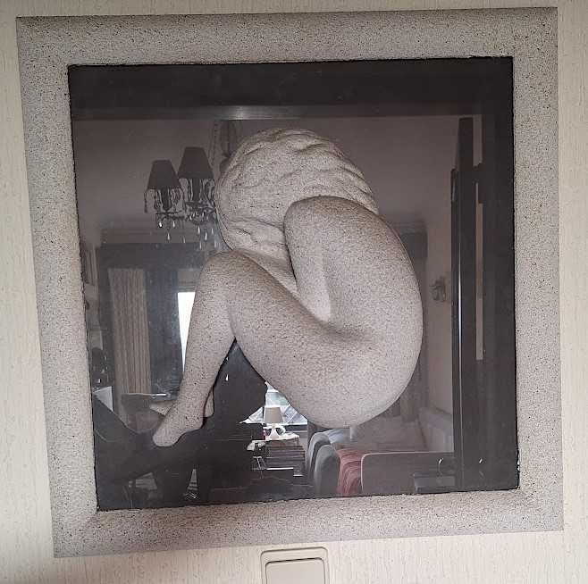 Quadro com figura e moldura em areia a alto relevo