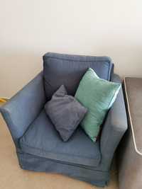 Sofá poltrona azul com almofadas