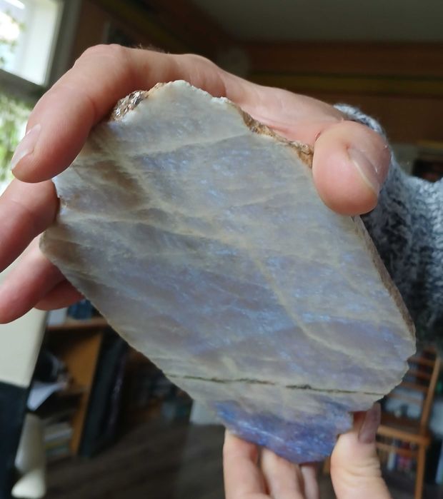 kamień księżycowy o srebrno niebieskiej poświacie