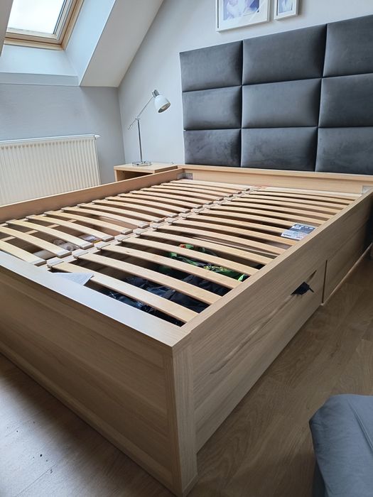 Łóżko 160x200 + stelaż + panele ścienne + 2 szafki nocne + komoda