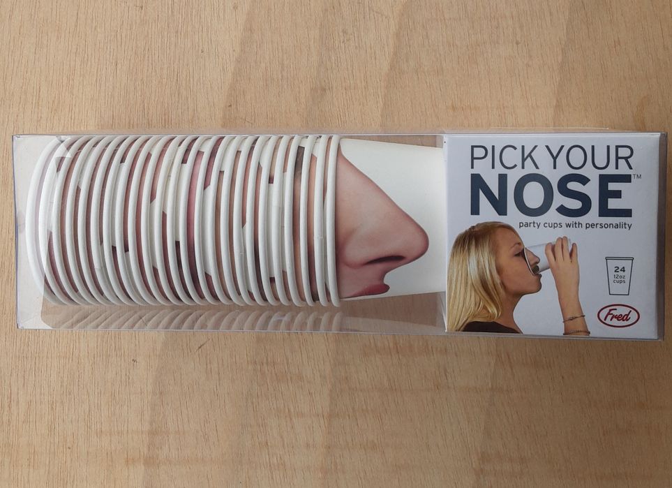 Copos de festa de papel da marca Fred and Friends