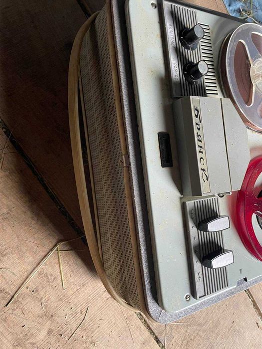 Продаю Бабіний магнітофон не дорого Б/У