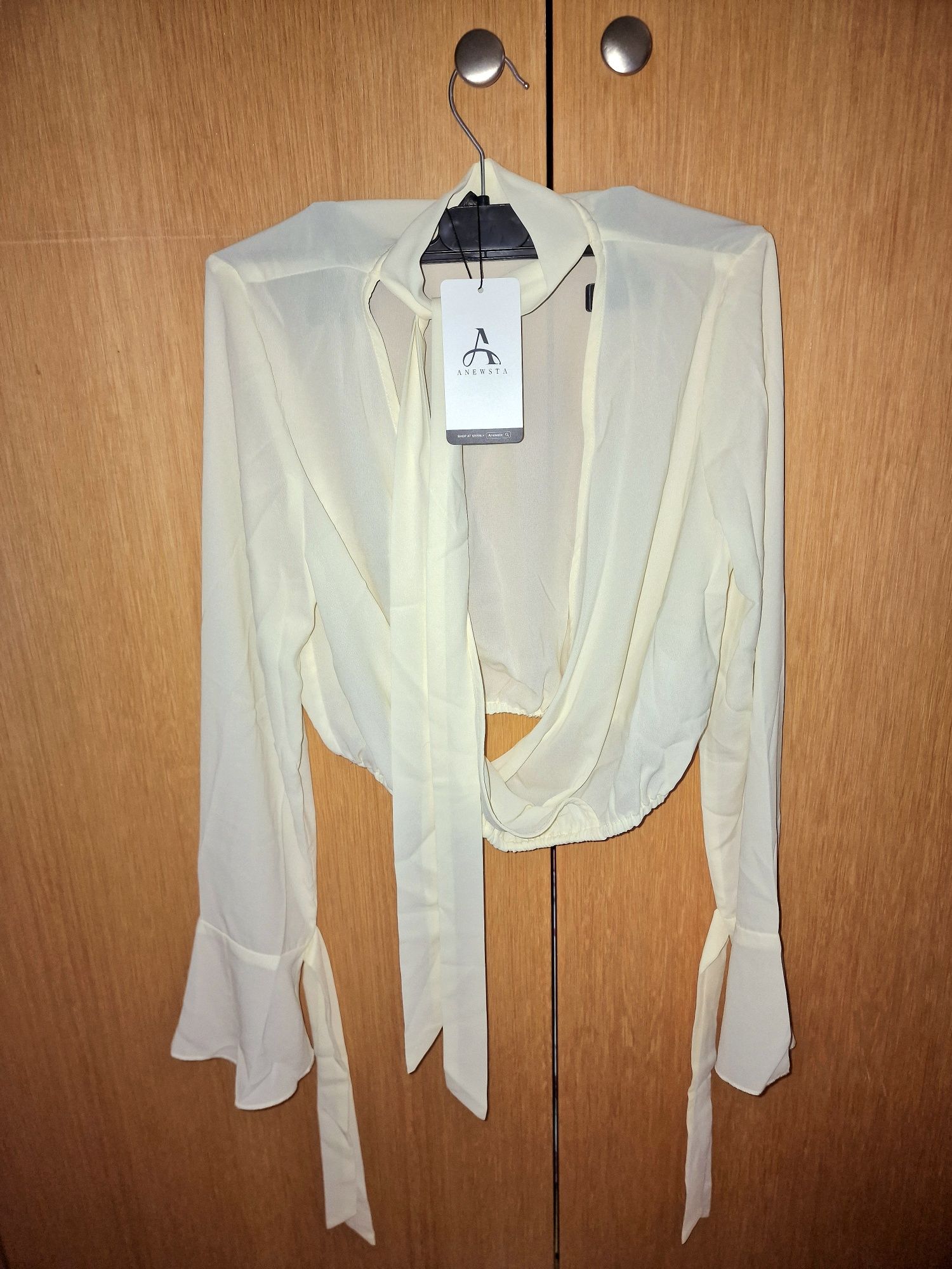 Blusa com Transparência Curta Damasco Creme Amarelo Claro com Fitas