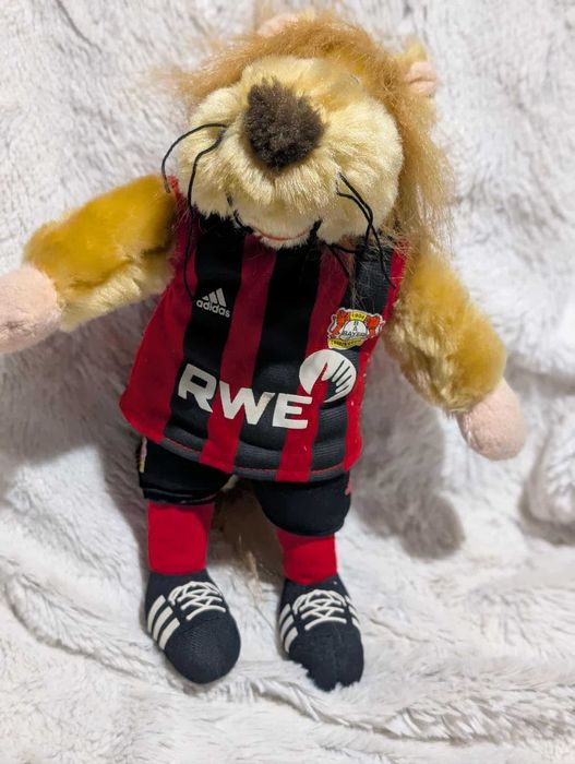 Maskotka Lew Bayer Leverkusen – strój Adidas, sponsor RWE