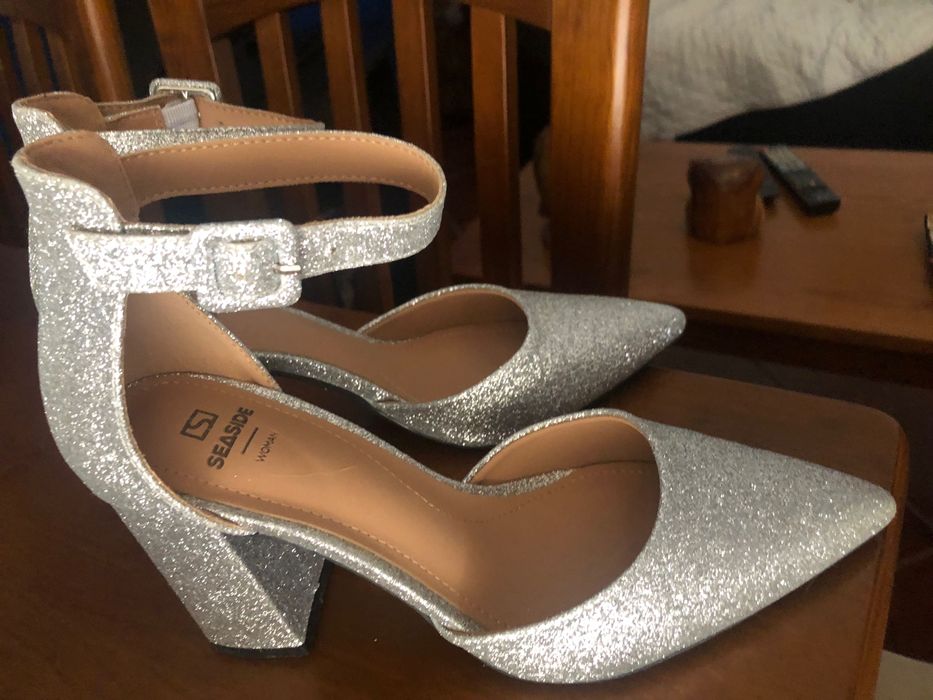 Sapatos de senhora prateados