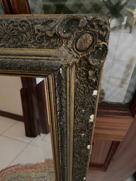 Espelho lapidádo com moldura de gesso