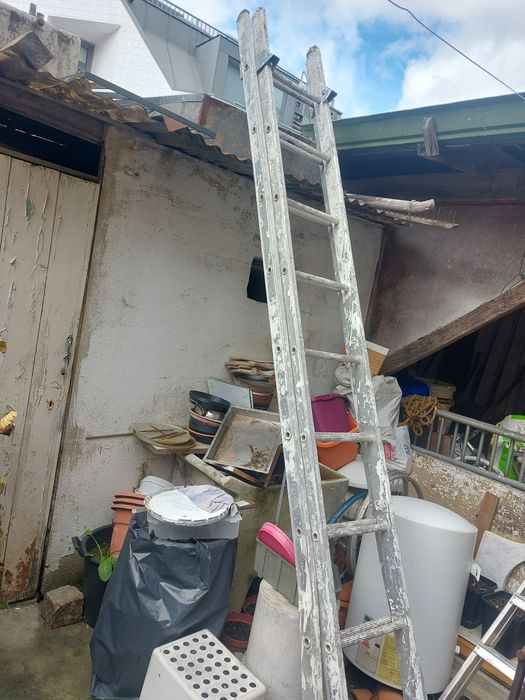 Escada de alumínio com dois lanços, 6 metros de altura.