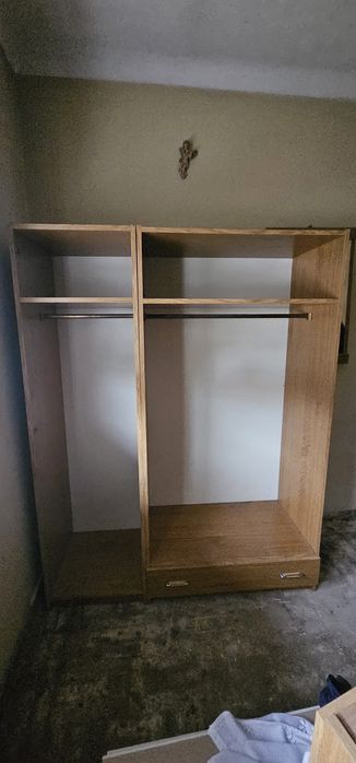 Roupeiro aberto em Fafe