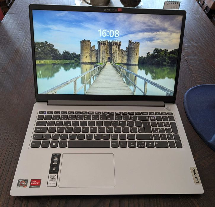 LENOVO Ideapad Slim – AMD Ryzen3 7320U/8GB RAM/256GB SSD/15.6"(NOVO)