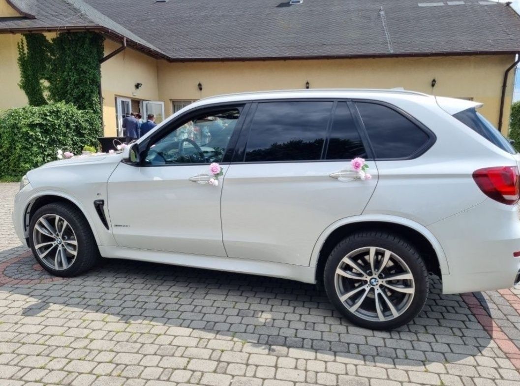 Białe Auto do ślubu BMW X5m samochód z kierowcą