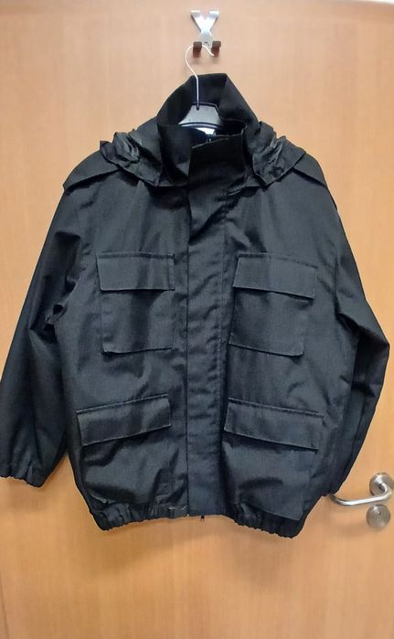 Kurtka przejściowa z kapturem przeciwdeszczowa