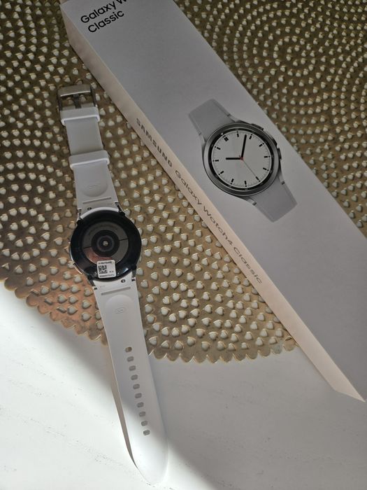 Smartwatch Samsung Galaxy Watch 4 Classic Srebrny z białym paskiem