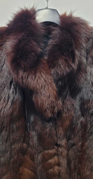 Klasyczne futro z lisa w nieklasycznym kolorze gorzkiej czekolady