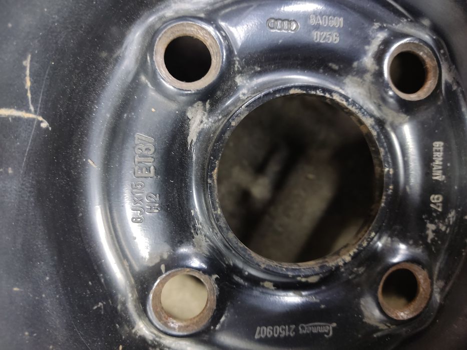 Продам запаску и кришку АКБ Ауди б3