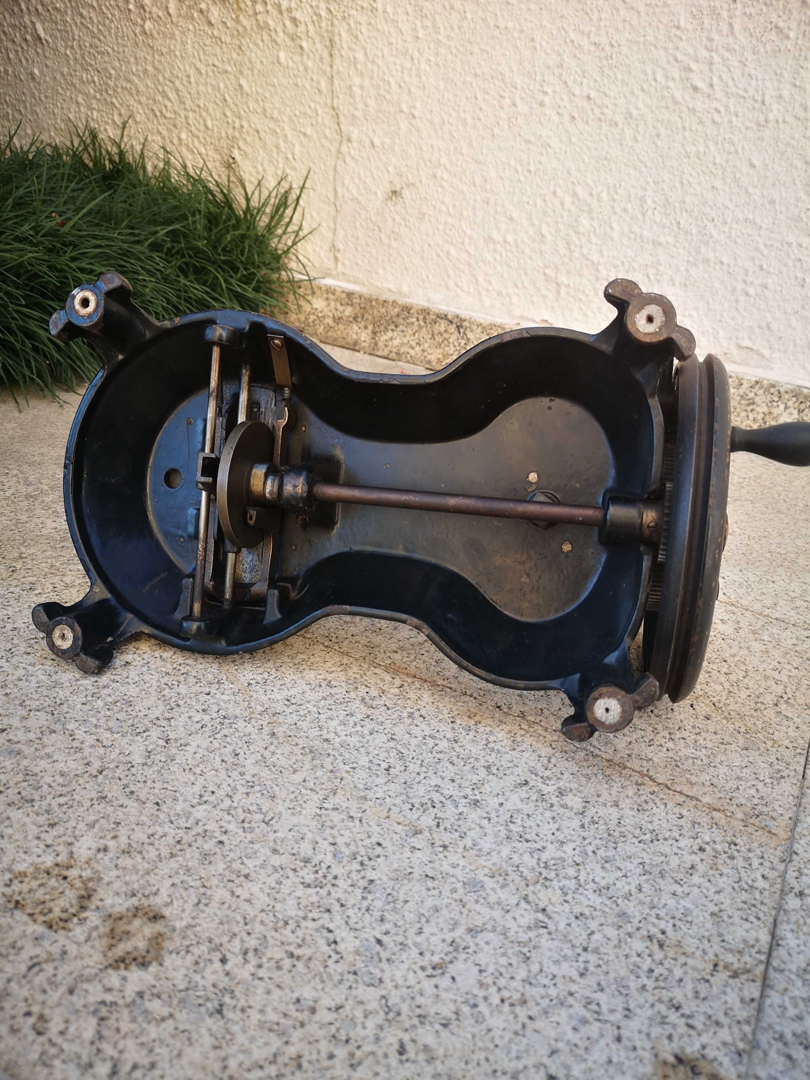 Máquina de Costura Antiga a Manivela – Colecionadores / Restauro