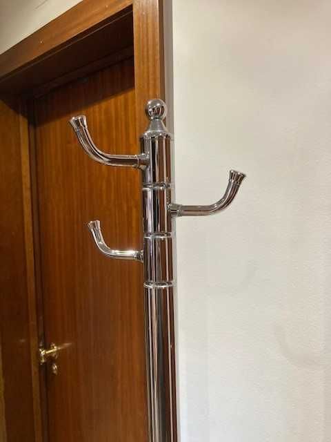 Toalheiro de Chão Cromado