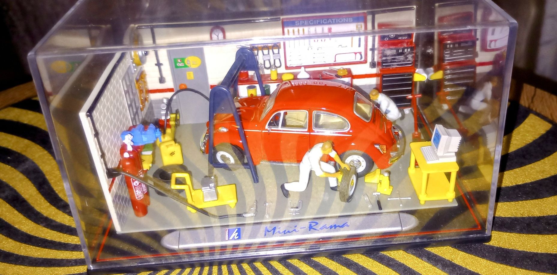 Diorama Hongwell serwis model VW Garbus z figurkami skala 1:43