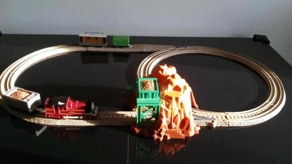 2 pociągi, tory i tunel Tomek i Przyjaciele