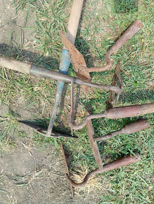 Господарський інвентар сапки лопати широкі вила