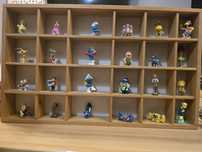 Półka z Kinder niespodziankami 2 szt Piękna i bestia, Smurfy, Simpson