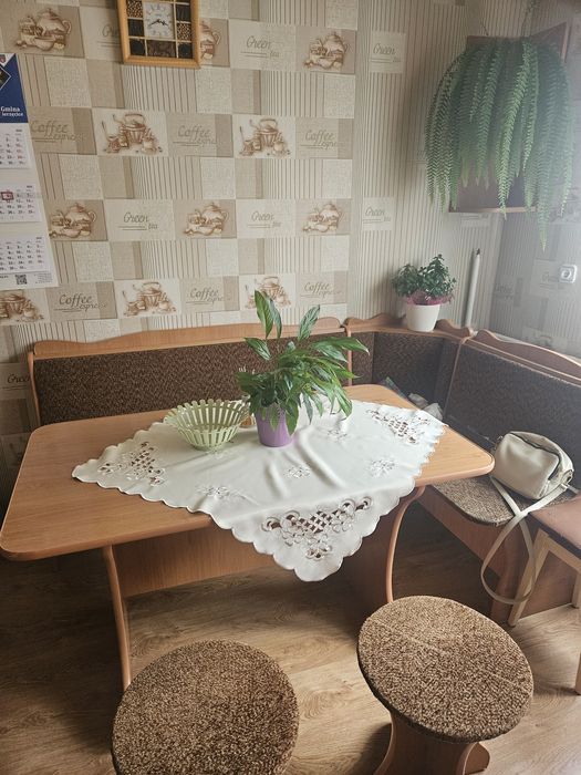 Narożnik do kuchni, stół i 2 krzesla