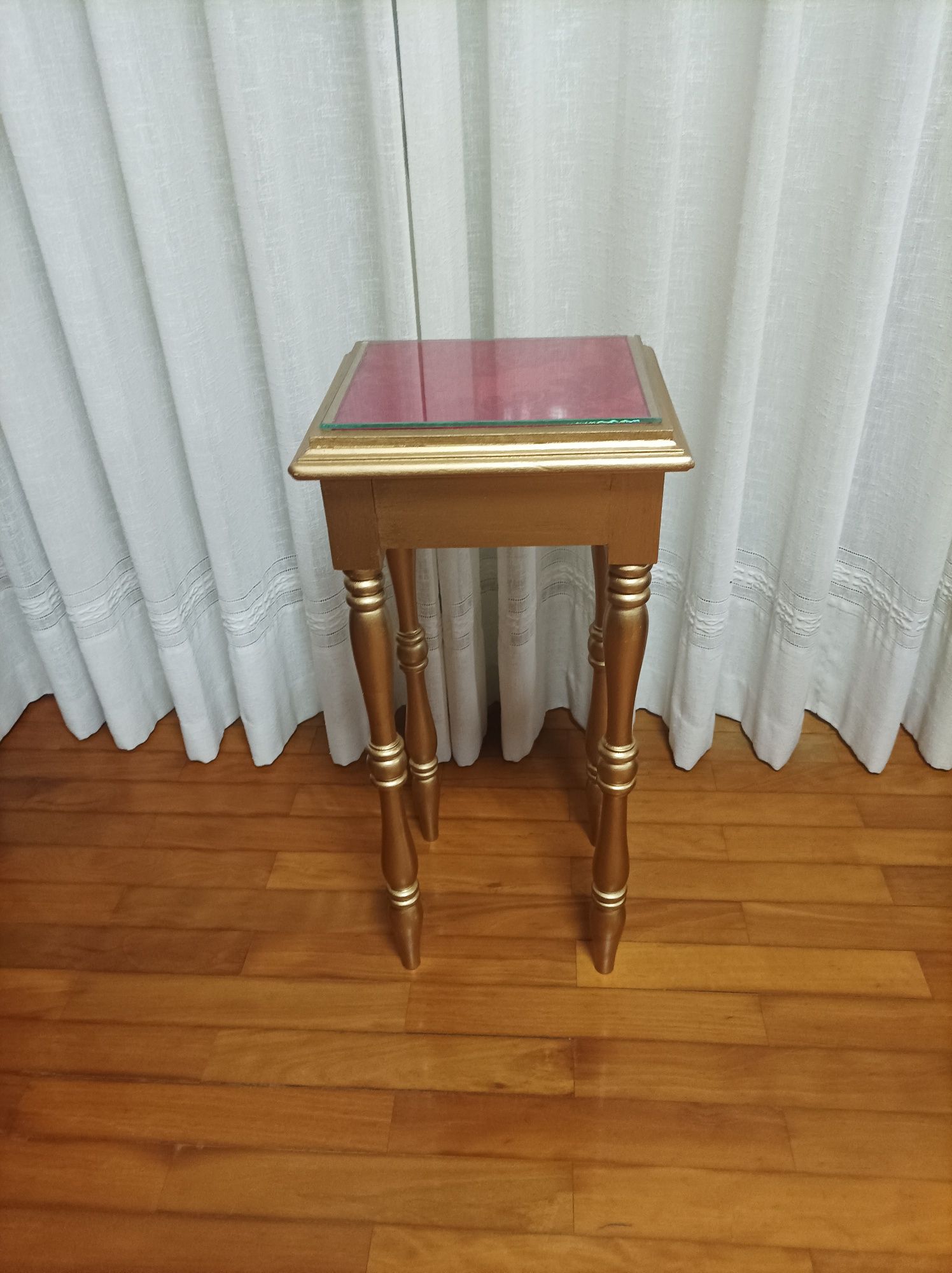 Mesa muito antiga de apoio restaurada estilo vitoriano .