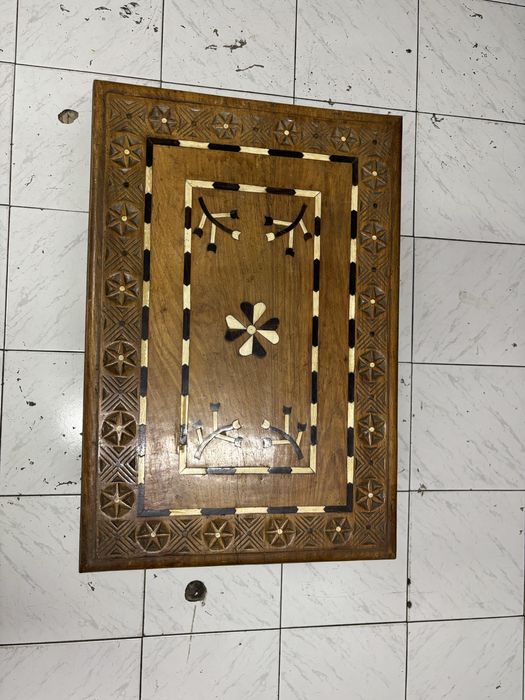 Mesa madeira baixa com apontamentos estilo marfim