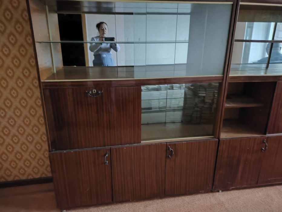 Продам 2 серванта и книжный шкаф