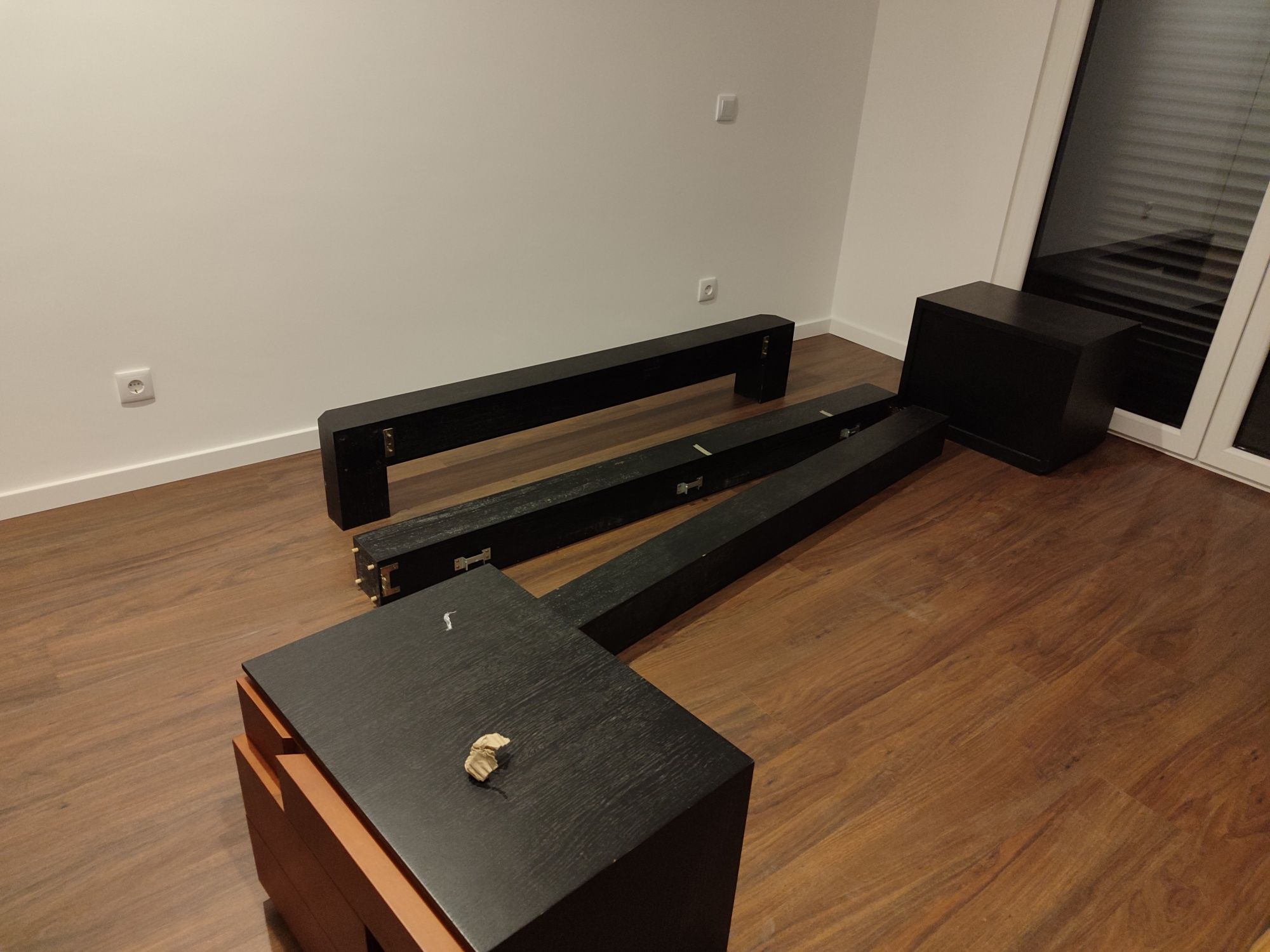 Quarto moderno completo (cama + estrado + mesas de cabeceira + aparado