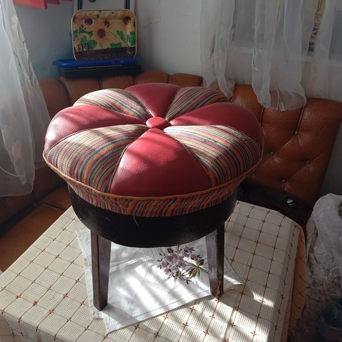 Продам два пуфика Италия кожа