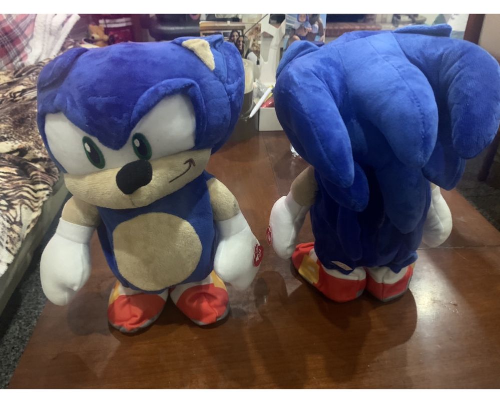 Boneco sonic caminha e música